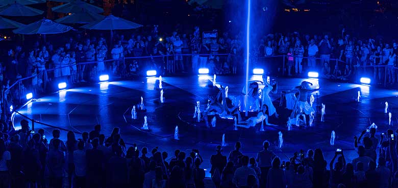 Jung und Alt können sich von Tanz und Akrobatik auf der Piazza des Hotels „Colosseo“ verzaubern lassen. Jung und Alt können sich von Tanz und Akrobatik auf der Piazza des Hotels „Colosseo“ verzaubern lassen.