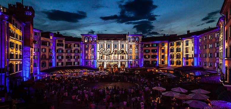 Multimedia-Show mit Tanz und Akrobatik Jung und Alt können sich von Tanz und Akrobatik auf der Piazza des Hotels „Colosseo“ verzaubern lassen.