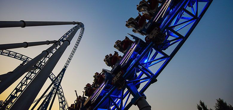 Der blue fire Megacoaster im Europa-Park Rust. Der blue fire Megacoaster erstrahlt nach Sonnenuntergang in einem atemberaubenden blau