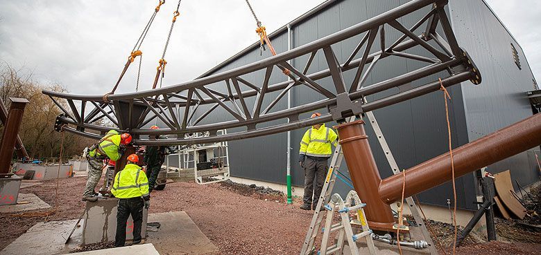 Europa-Park -Das erste Schienenelement der neuen Achterbahn im Europa-Park wird montiert. Europa-Park -Das erste Schienenelement der neuen Achterbahn im Europa-Park wird montiert.