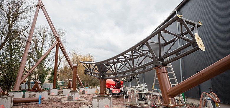 Europa-Park -Die erste Schiene ist montiert. Europa-Park - Die erste Schiene ist montiert.