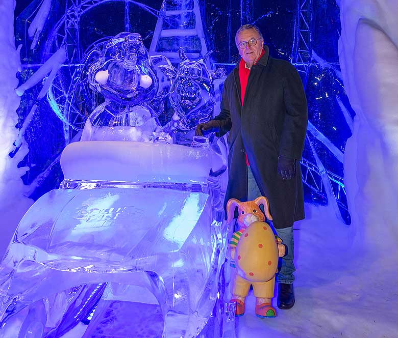 Roland Mack muss mit ansehen wie die faszinierenden Figuren abtauen. Europa-Park - Roland Mack muss mit ansehen wie die faszinierenden Figuren abtauen.