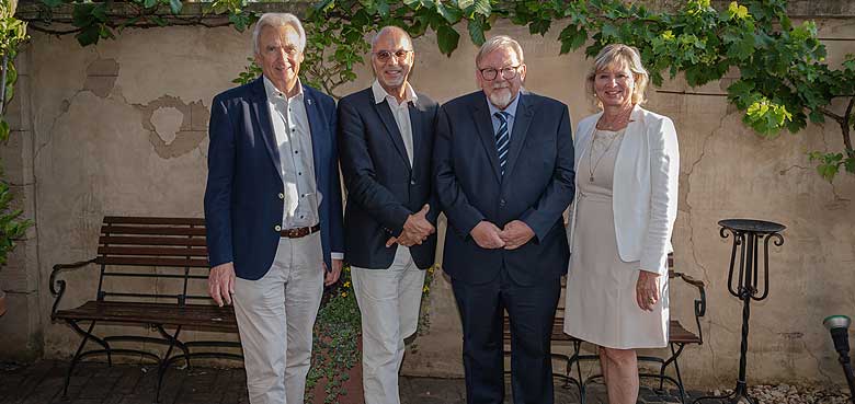 Jürgen und Mauritia Mack gemeinsam mit Andreas Wilhelm (2. v. l.) und Martin Lampeitl Jürgen und Mauritia Mack gemeinsam mit Andreas Wilhelm (2. v. l.) und Martin Lampeitl (3. v. l.)