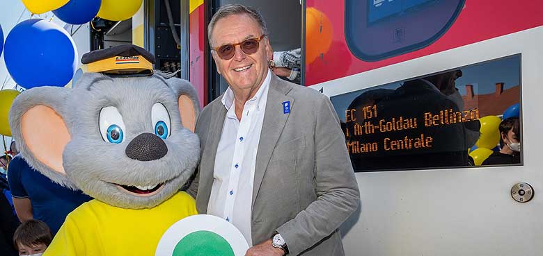 Europa-Park Inhaber Roland Mack und Ed Euromaus feiern den Halt des ersten EuroCityExpress 151. Europa-Park Inhaber Roland Mack und Ed Euromaus feiern den Halt des ersten EuroCityExpress 151.