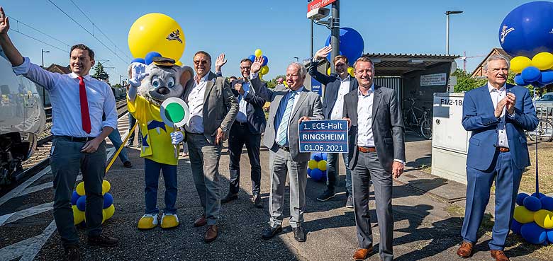 Große Freude seitens des Europa-Park, der Deutschen Bahn, der Gemeinde Ringsheim und der Politik über die Einfahrt des ersten ECE 151 aus Richtung Frankfurt. Große Freude seitens des Europa-Park, der Deutschen Bahn, der Gemeinde Ringsheim und der Politik über die Einfahrt des ersten ECE 151 aus Richtung Frankfurt.