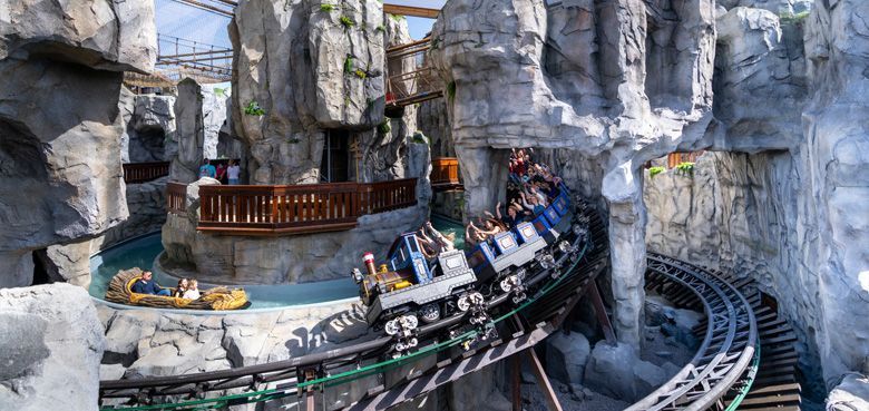 Im PEPPA PIG Park Günzburg kurz vor der Eröffnung 2024. Im PEPPA PIG Park Günzburg sind die Thematisierungsarbeiten und Testfahrten in vollem Gange.