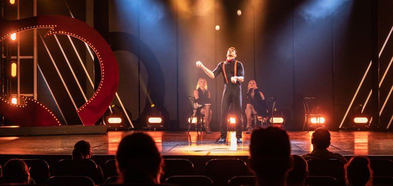 Nach einem 3-Gänge-Menü  können die Gäste eine faszinierende Show besuchen Nach einem 3-Gänge-Menü  können die Gäste eine faszinierende Show besuchen