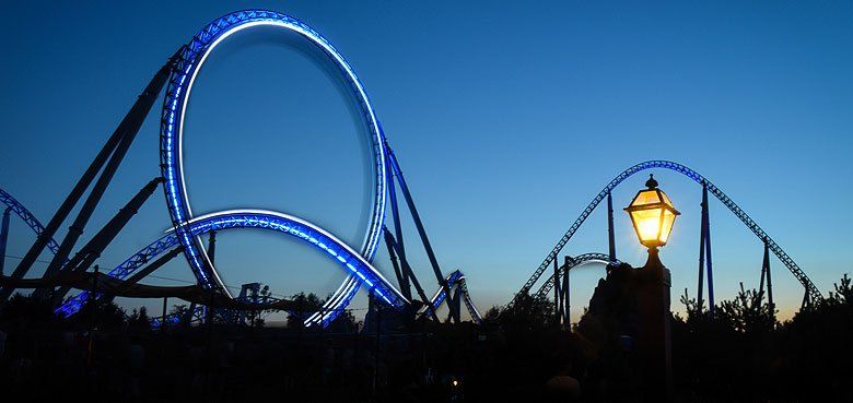 Geschwindigkeitsraus bei der Fahrt mit „blue fire Megacoaster Geschwindigkeitsraus bei der Fahrt mit „blue fire Megacoaster