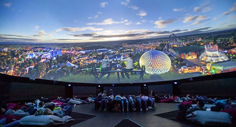 Europa-Park Traumzeit-Dome mit dem neuen 360-Grad-Filmabenteuer.