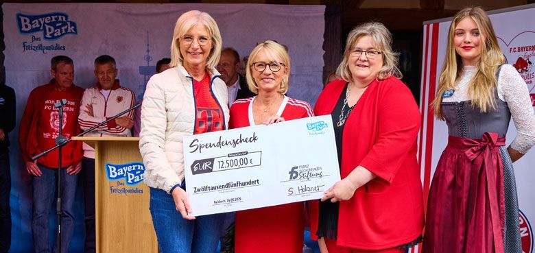 Der Bayern Park präsentiert seine neue Achterbahn FirleFranz. Der Bayern Park präsentiert seine neue Achterbahn FirleFranz.