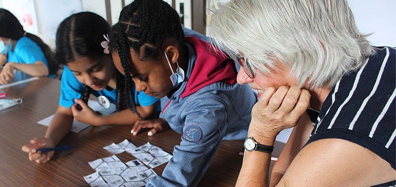 FORT FUN Summer-School 2023. Die FORT FUN Summer School schafft für 2 Wochen einen inspirierenden Lernort für ausgewählte Kinder der vierten Klasse aus den Städten Bestwig und Olsberg.