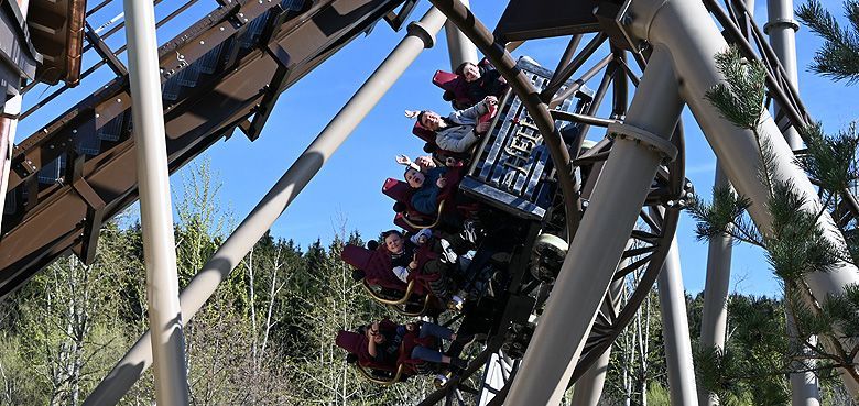 Helios ist ab sofort geöffnet! Erleben Sie Nervenkitzel pur im Freizeitpark Fantasiana! Der neue Themenbereich „Sonnenbucht“ und die spektakuläre Achterbahn „Helios“ bieten einzigartige Fahrelemente, mediterranes Flair und unvergessliche Abenteuer.“