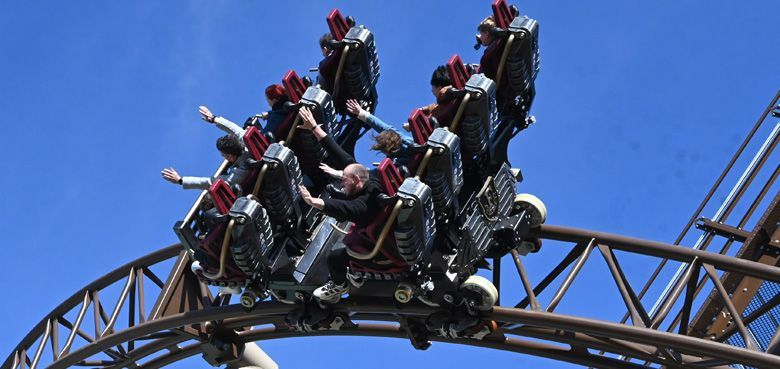 Outward Banked Airtime Hill „Helios“ ein Abenteuer mit jede Menge Fahrfiguren.