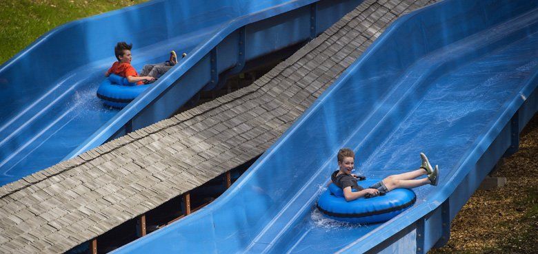 Wasser-Wirbel Beim Duell der Adler im Bayern-Park bestimmt der Fahrgast selbst die Intensität des Fahrablaufes. Ob mit Looping oder ohne - das entscheidet der Fahrgast selbst.