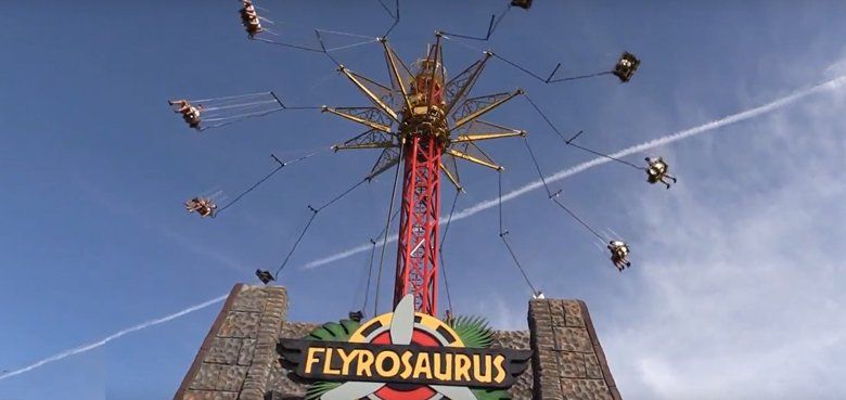 FLYROSAURUS - Erlebnispark FANTASIANA Strasswalchen Der Freizeitpark Fantasiana eröffnete sein neues Hochflugkarussell FLYROSAURUS