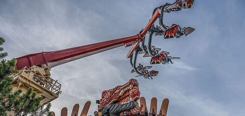 Flying NINJAGO wirbeln Ninja-Fans auf dem Rücken des Drachen 