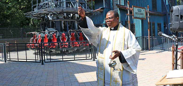 Pfarrer Dr. Theodore bei der Segnung des neuen Freifallturms Voltrum. Pfarrer Dr. Theodore bei der Segnung des neuen Freifallturms Voltrum.