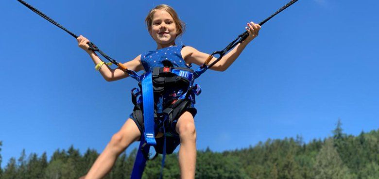 Natur- und Freizeitpark Edelwies - V-Fly Mit dem V-Fly kann auch ein ungeübte Springer mit Leichtigkeit in ungewohnte Höhen springen.