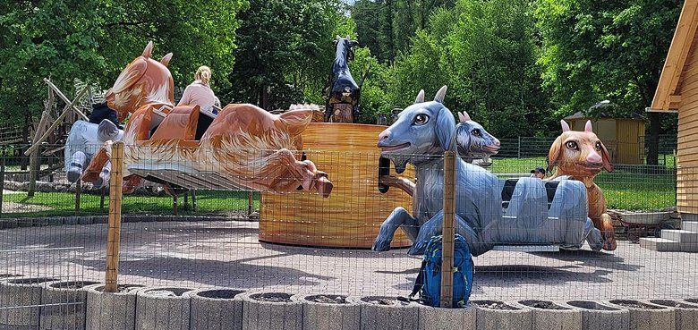 Der Freizeitpark Lochmühle mit der neuen Attraktion Ziegenhüpfer. Der Freizeitpark Lochmühle mit der neuen Attraktion Ziegenhüpfer.