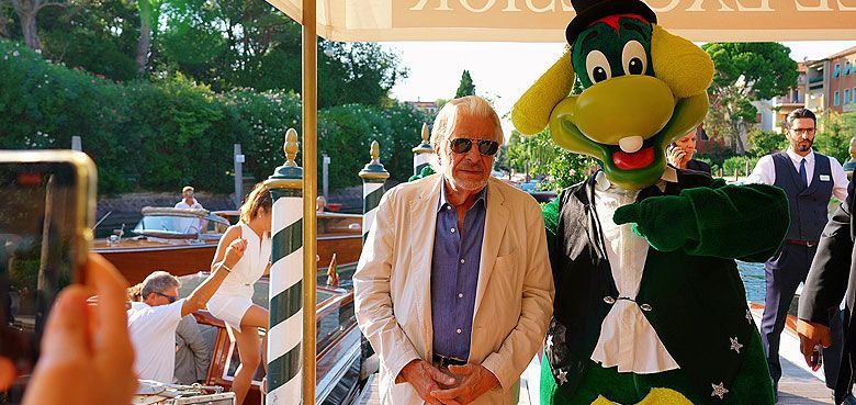 Giancarlo Giannini mit Parkmaskottchen Prezzemolo in Venedig. Giancarlo Giannini mit Parkmaskottchen Prezzemolo in Venedig.