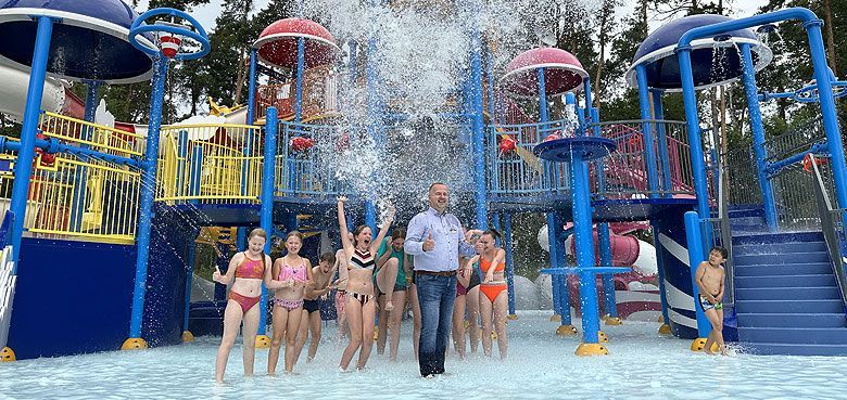 Neuer Super Wings Wasserspielplatz im Holiday Park feierlich eröffnet.