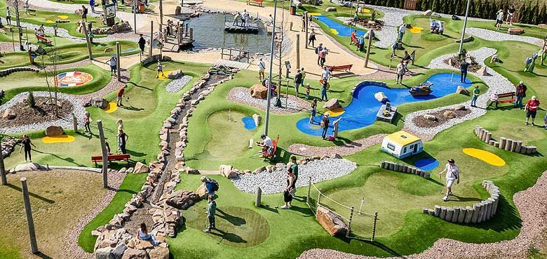 Abenteuer-Minigolf Abenteuer-Minigolf mit 27 liebevoll gestalteten Bahnen und einer Gesamtlänge von 463 Metern