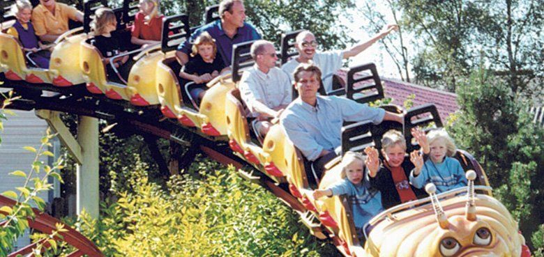 Holzachterbahn Mammut im Erlebnispark Tripsdrill Die Holzachterbahn Mammut macht wahre Freude und fährt mit 80 Stundenkilometer teilweise durch einen Tunnel