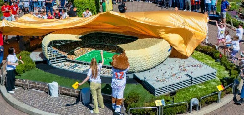 Im LEGOLAND Deutschland Elefantendame Elli mit Weihnachtsmütze. Mit über zwei Metern Höhe und einem Umfang von 4,5 Metern bricht die rote Zipfelmütze mit weißem Bommel alle Rekorde