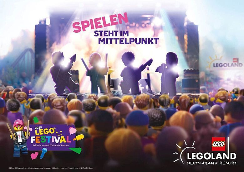 Im LEGOLAND Deutschland Elefantendame Elli mit Weihnachtsmütze. Mit über zwei Metern Höhe und einem Umfang von 4,5 Metern bricht die rote Zipfelmütze mit weißem Bommel alle Rekorde