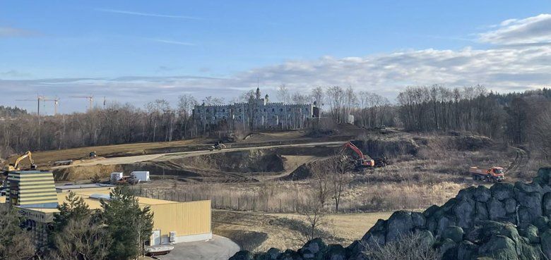 Blick auf die Baustelle des neuen Themenbereichs im LEGOLAND Deutschland. Die Bauarbeiten auf der Baustelle haben bereits begonnen.
