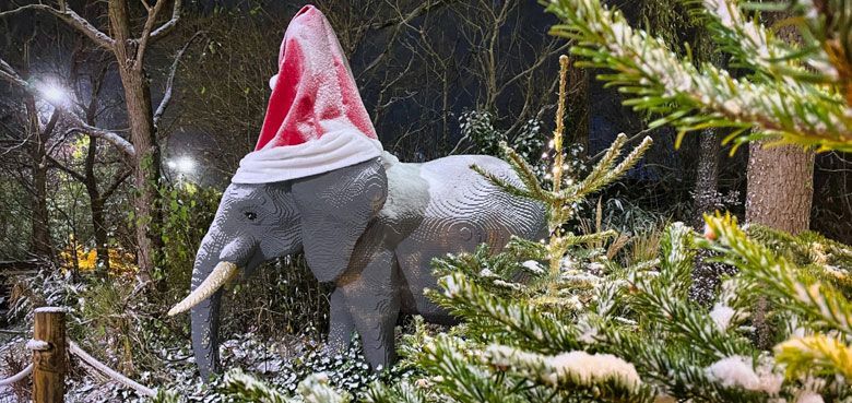 Im LEGOLAND Deutschland Elefantendame Elli mit Weihnachtsmütze. Mit über zwei Metern Höhe und einem Umfang von 4,5 Metern bricht die rote Zipfelmütze mit weißem Bommel alle Rekorde