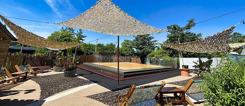 Flying NINJAGO Flying NINJAGO wirbeln Ninja-Fans auf dem Rücken des Drachen