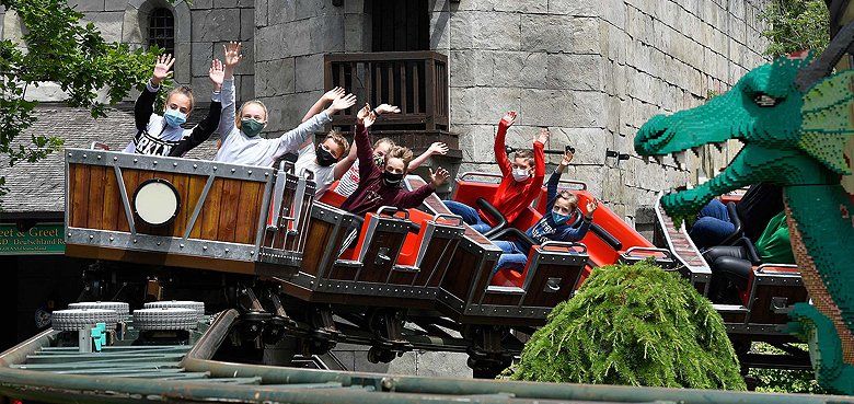 LEGOLAND Deutschland - Mit Mundschutz und Abstand auf der Achterbahn Drachenjagd. Mit Mundschutz und Abstand Spaß im LEGOLAND Deutschland Resort auf der Achterbahn Drachenjagd