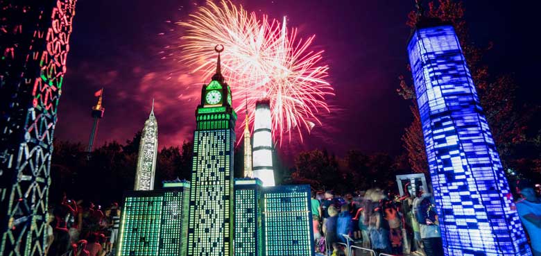 LEGOLAND Deutschland Laternenumzug LEGOLAND Deutschland Laternenumzug mit Feuerwerk