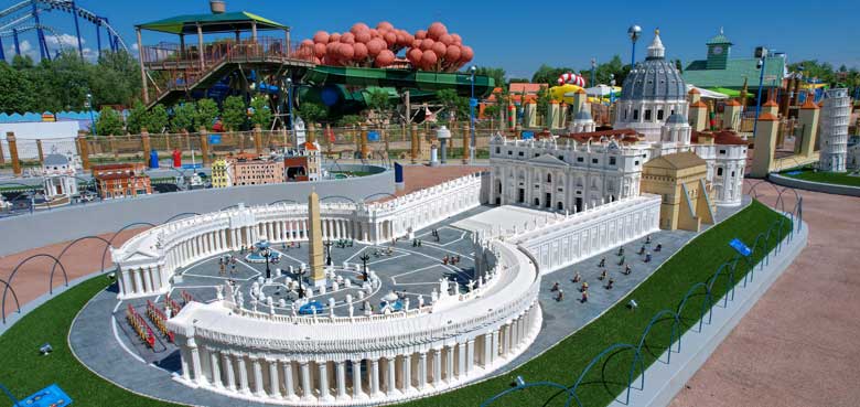 Gardaland - auf die Spuren vor dem Denkmal des Petersplatzes Gardaland - auf die Spuren vor dem Denkmal des Petersplatzes