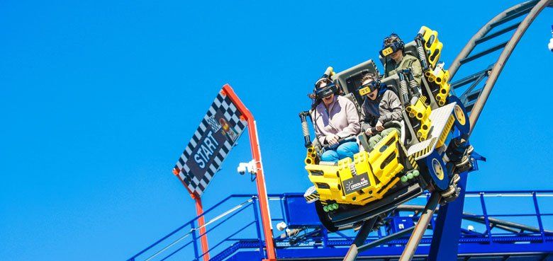 Natalia Wörner und Sohn Jacob-Lee testen die neue VR Attraktion im LEGOLAND