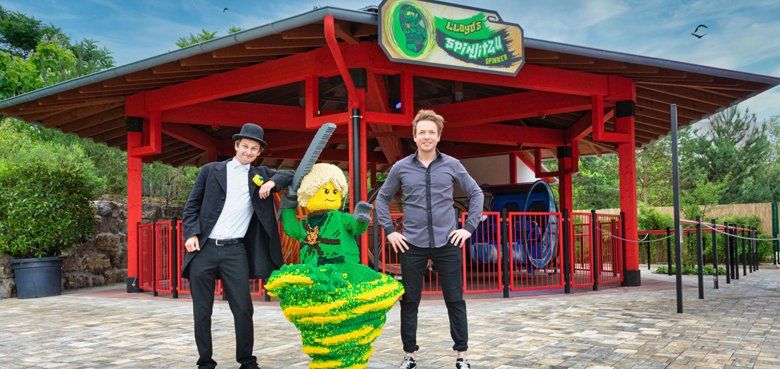 LEGOLAND Deutschland Ballonkünstler und Magier Zimmer Florian Luftballonkünstler Tobi van Deisner und Magier Florian Zimmer vor dem neuen Lloyd’s Spinjitzu Spinner im LEGOLAND Deutschland.