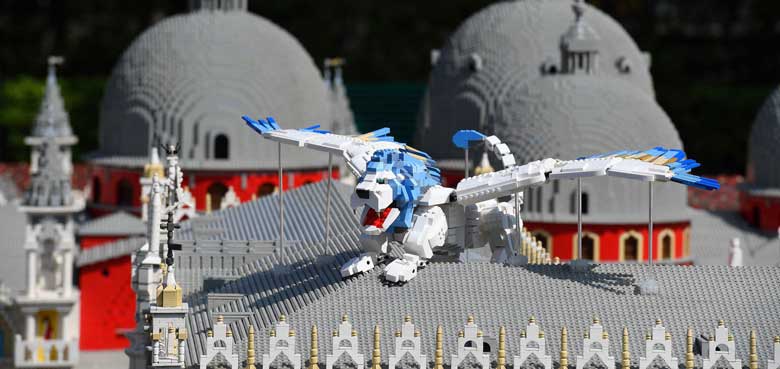 LEGOLAND Deutschland mythische Wesen im Miniland. Im MINILAND können die Gäs te mythische Wesen inmitten der LEGO Landschaften suchen und mit einem digitalen Feature in der LEGOLAND App auf dem Handy zum Leben erwecken.