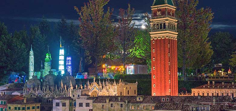 Die eindrucksvollen Bauwerke und Straßen im MINILAND leuchten Die eindrucksvollen Bauwerke und Straßen im MINILAND leuchten im LEGOLAND Deutschland.