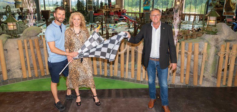 Freude über die Wiedereröffnung von Rulantica. Christina und Martin Tomczyk freuen sich mit Roland Mack über die Wiedereröffnung von Rulantica.