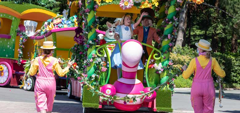 Main Street, U.S.A. - „Alice im Wunderland“ Bildquelle Copyright: © DISNEYLAND PARIS Main Street, U.S.A. - „Alice im Wunderland“ Bildquelle Copyright: © DISNEYLAND PARIS