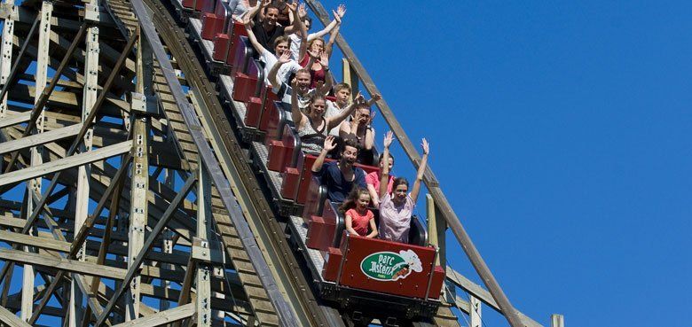 Parc Asterix Tonnerre de Zeus Einer der Hauptattraktionen ist garantiert die Holzachterbahn Tonnerre de Zeus.