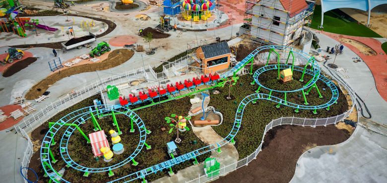 Im PEPPA PIG Park Günzburg kurz vor der Eröffnung 2024. Im PEPPA PIG Park Günzburg sind die Thematisierungsarbeiten und Testfahrten in vollem Gange.