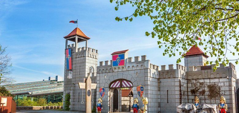 Duell der Adler im Bayern-Park Beim Duell der Adler im Bayern-Park bestimmt der Fahrgast selbst die Intensität des Fahrablaufes. Ob mit Looping oder ohne - das entscheidet der Fahrgast selbst.