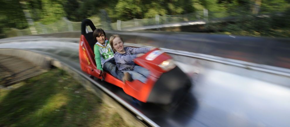 Mit rund 40 km/h auf der Bobkart-Bahn Blizzard. Mit rund 40 km/h auf der Bobkart-Bahn Blizzard.