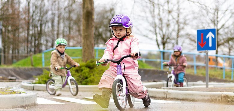 Mit Lauf- und Fahrrädern über einen Übungsparcours flitzen. Kinder zwischen eineinhalb und fünf Jahren können mit superleichten Lauf- und Fahrrädern über einen Übungsparcours flitzen