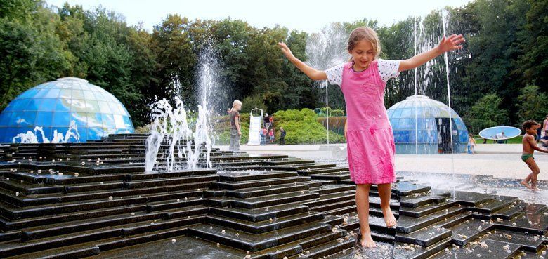 Saurierpark Kleinwelka Bautzen Meter hohe Wasserspiele im Park