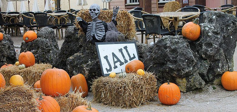 Mehr als 1.500 Kürbisse, über 1.000 Strohballen und viel weitere Deko bringen das herbstlich-gruselige Halloween-Ambiente