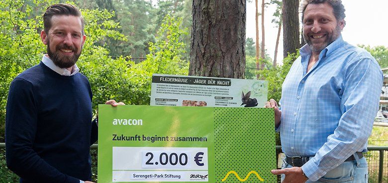 Spendenscheck über 2000 Euro an den Vorsitzenden des Stiftungsbeirats der Serengeti-Park Stiftung Spendenscheck über 2000 Euro an den Vorsitzenden des Stiftungsbeirats der Serengeti-Park Stiftung