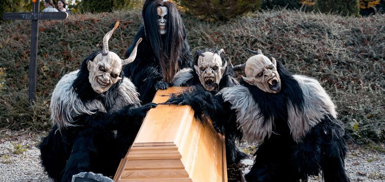 Allgäu Skyline Park -Teufelsfratzen und Hexen Teufelsfratzen und Hexen tummeln sich im Skyline Park umher